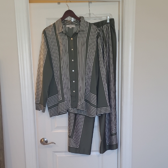 LOFT Button Down Shirt Green with White Stipes Size XL (Pants Sold Seperately) - Picture 3 of 8